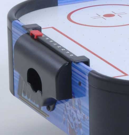 Elisabetta Canalis si diverte con l'hockey da tavolo